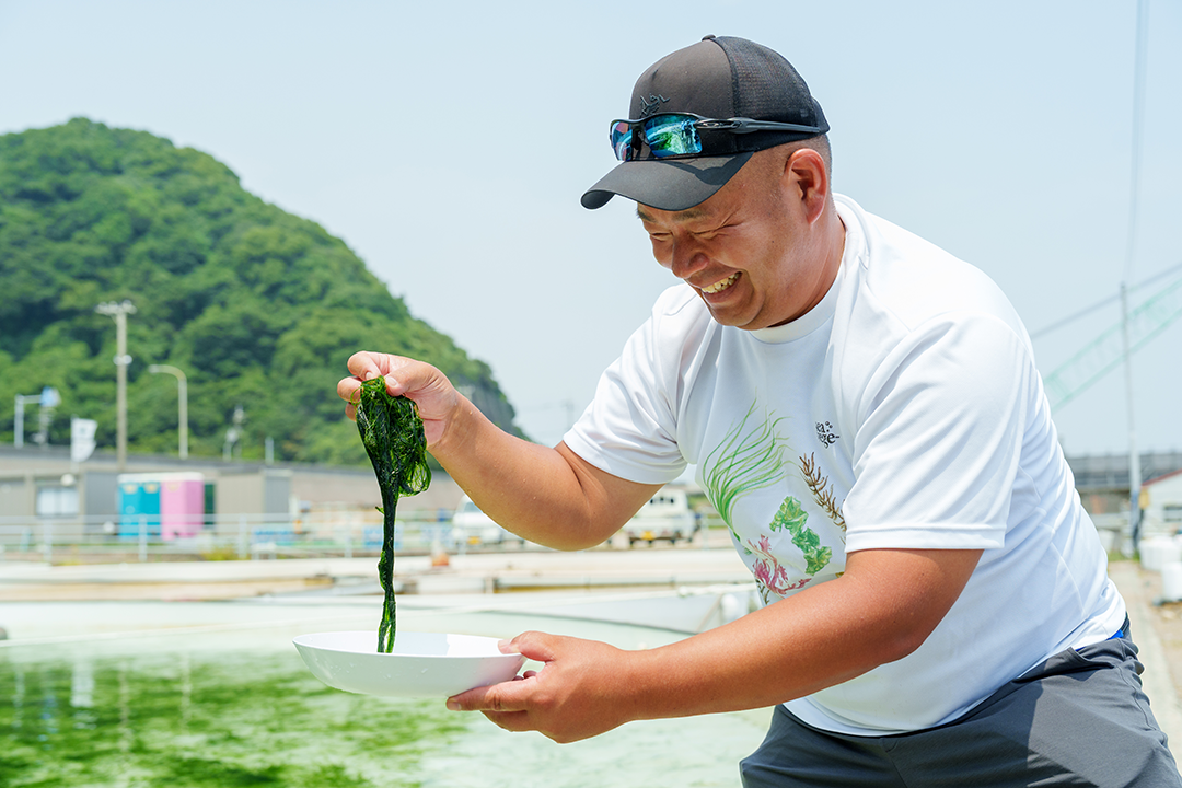 成長の様子を確認するエリアマネジャーの濵岡俊樹さん