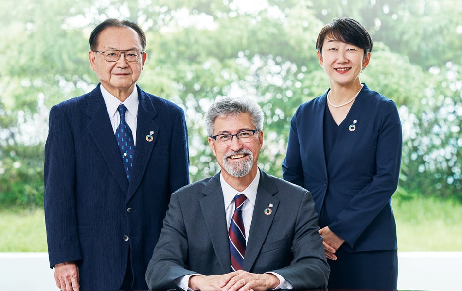 独立社外取締役 報酬委員会委員長 米村 敏朗、筆頭独立社外取締役 取締役会議長 スティーブン・ヘイズ・デイカス、独立社外取締役 指名委員会委員長 山田 メユミの写真