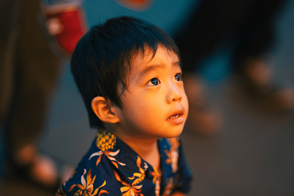花火を見る子供