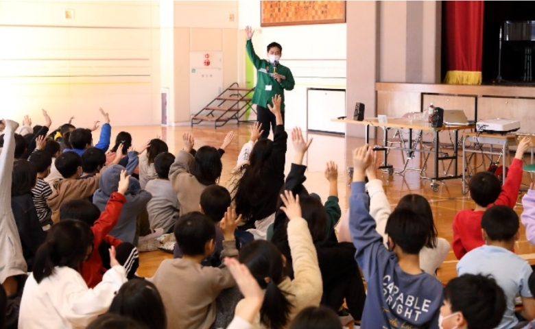 【セブン-イレブン】省庁・お取引先と協働し「川崎市立柿生小学校」でプラスチック資源循環の取り組みについて出張授業を実施しました